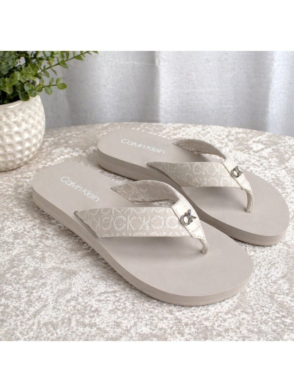 Calvin Klein Flip Flop Sandals Women’s Size 7 Ivory Logo Strap Thong Sandals NWT